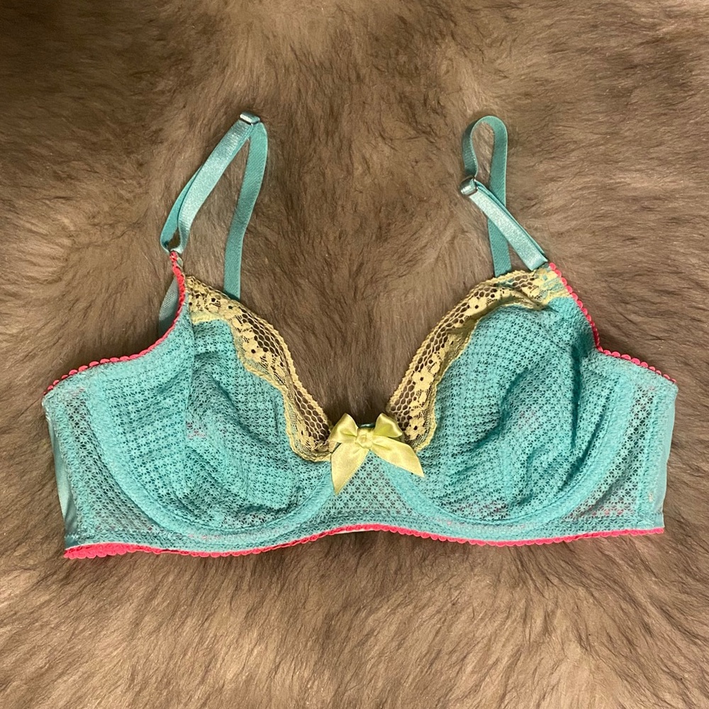 Victoria’s Secret unlined bra 34C